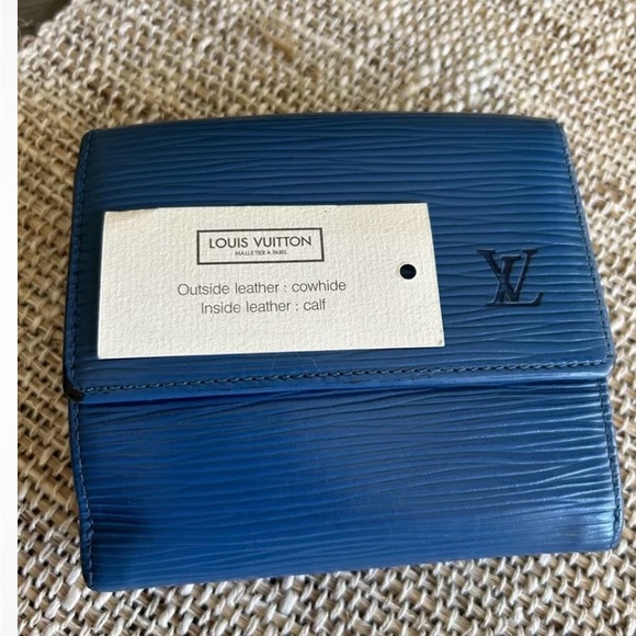 Authentic Louis Vuitton blue Epi
Leather Compact Wallet - Picture 2 of 3